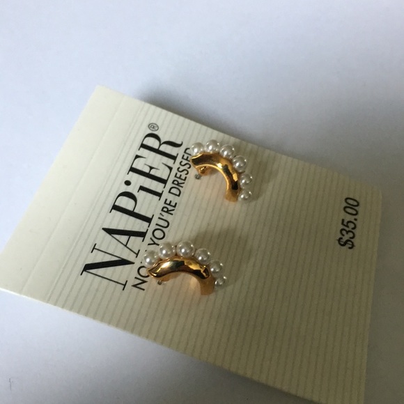 Gold and faux pearl post earrings - Picture 3 of 3